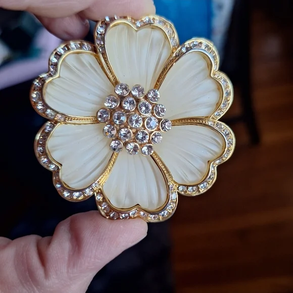 Elegant Cream and Gold Flower Brooch - Picture 5 of 7
